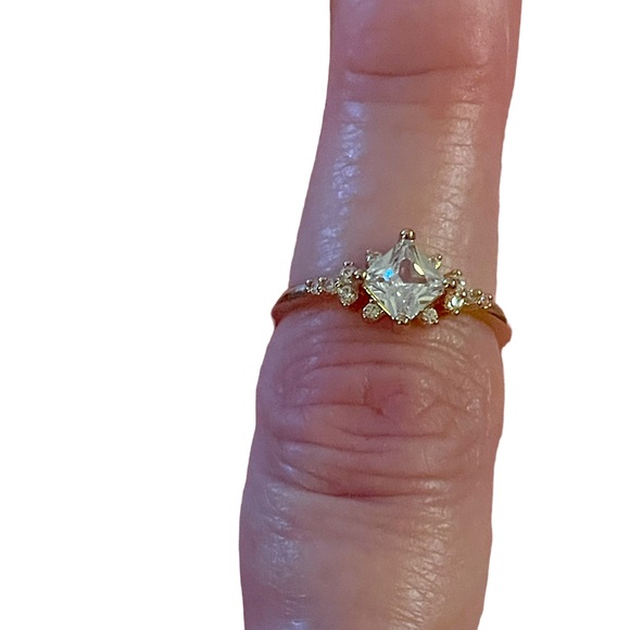 Adorable Cubic Zirconia 18kt Yellow Gold Plated Size 7 Ring - NWOT - Picture 8 of 8
